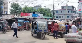 ঝালকাঠিতে লাইসেন্স ও প্রশিক্ষণহীন তিন হাজারের বেশি যানবাহন, যানজটে ভোগান্তি